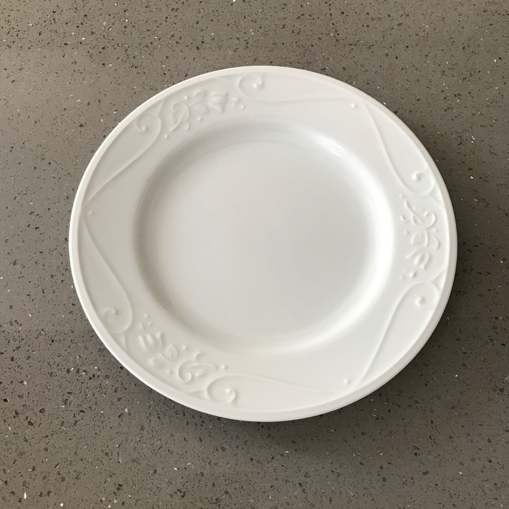 Dinnerware Set - Picture 3 of 9